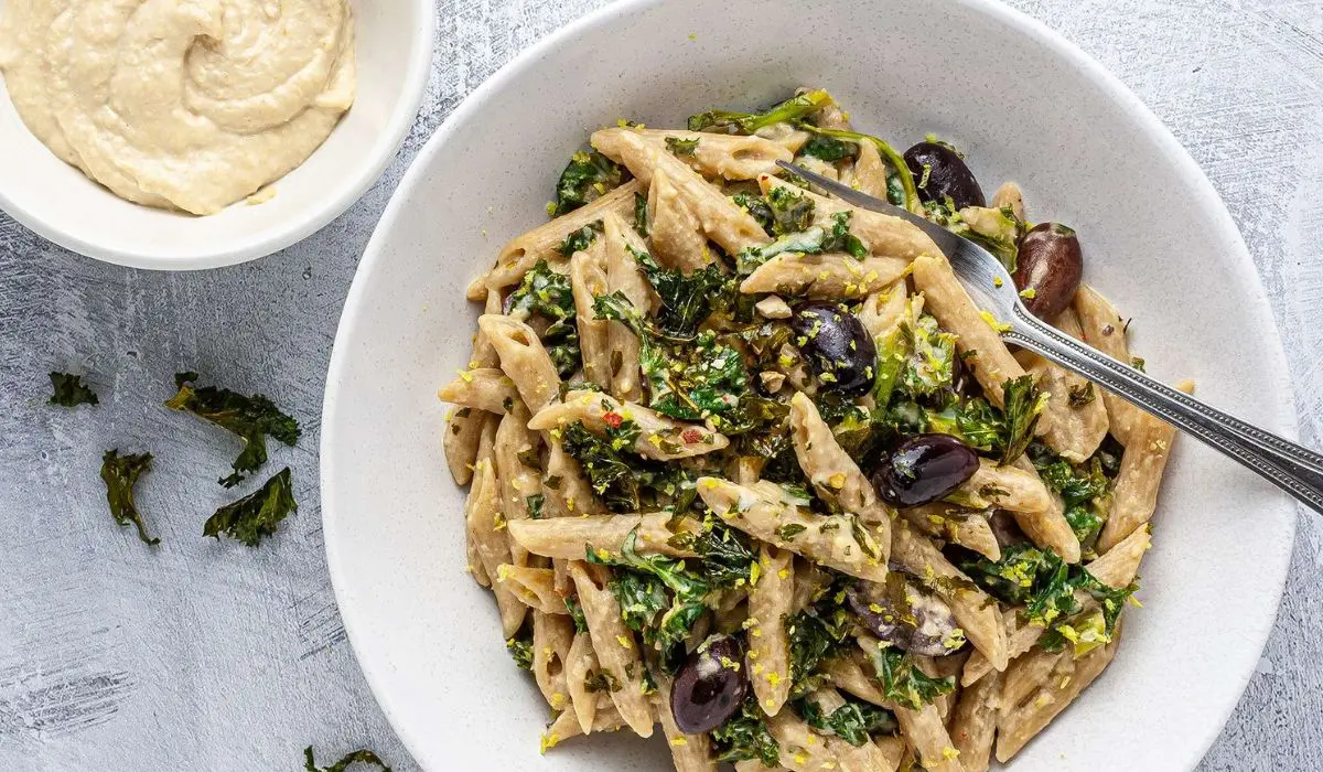 Vegan Pasta With Kale And Hummus